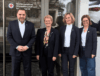 Nils Hermann, Oberin Gerhardts, Generaloberin Dürr, Beate Schwarzer vor dem Gebäude der WSSRK
