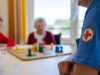 Logo Schwesternschaft auf T-Shirt mit Hintergrund Seniorinnen HEG