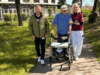 Pflegerin läuft mit Senior