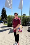 Leonie Messmann vor den Fahnen Haus Eichholzgärten