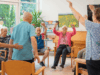 Pflegefachkraft mit Gäste Tagespflege beim Gymnachstik