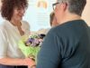 Beiratssprecherin Petra Knirsch überreicht Blumenstrauß an Elke Arnold als neue Beirätin
