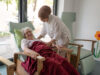 Pflegerin kümmert sich um Seniorin