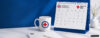 Kalender und Tasse auf Tisch KI generiert