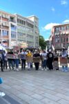 Demonstrierende auf dem Marktplatz