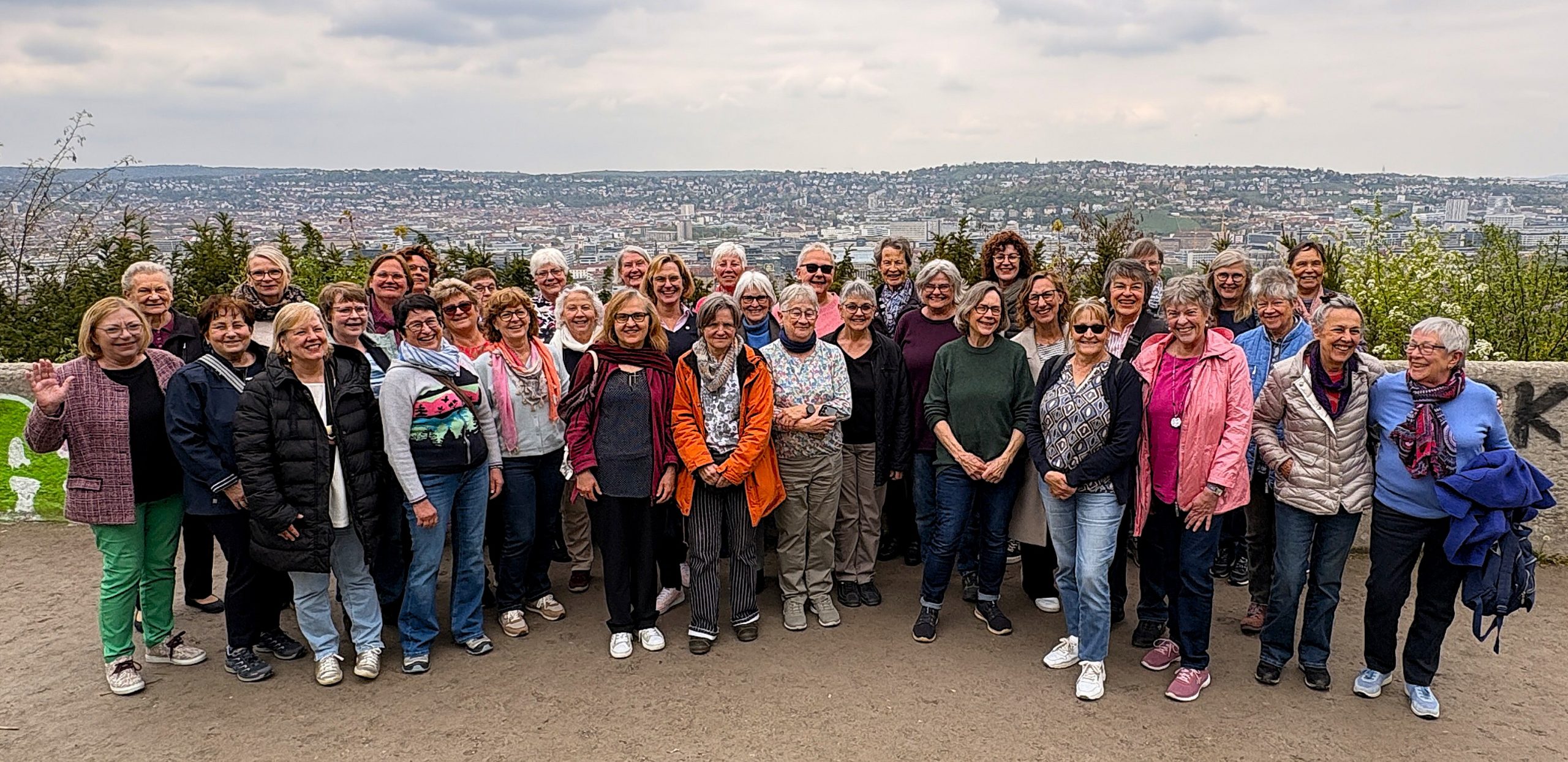 Gruppenfoto Pensionärinnenfest vor Aussichtspunkt