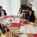 Generaloberin-Duerr-mit-Mitarbeitenden-des-Haus-Eichholzgaerten.-Sie-sitzt-neben-Sabrina-Kirchner-Heimleiterin