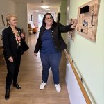 Heimleiterin-Sabrina-Kirchner-fuehrt-Generaloberin-Duerr-durch-die-Flure-des-Haus-Eichholzgaerten