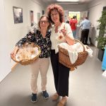 Beiratäinnen mit Korb voller Rotkreuzkekse