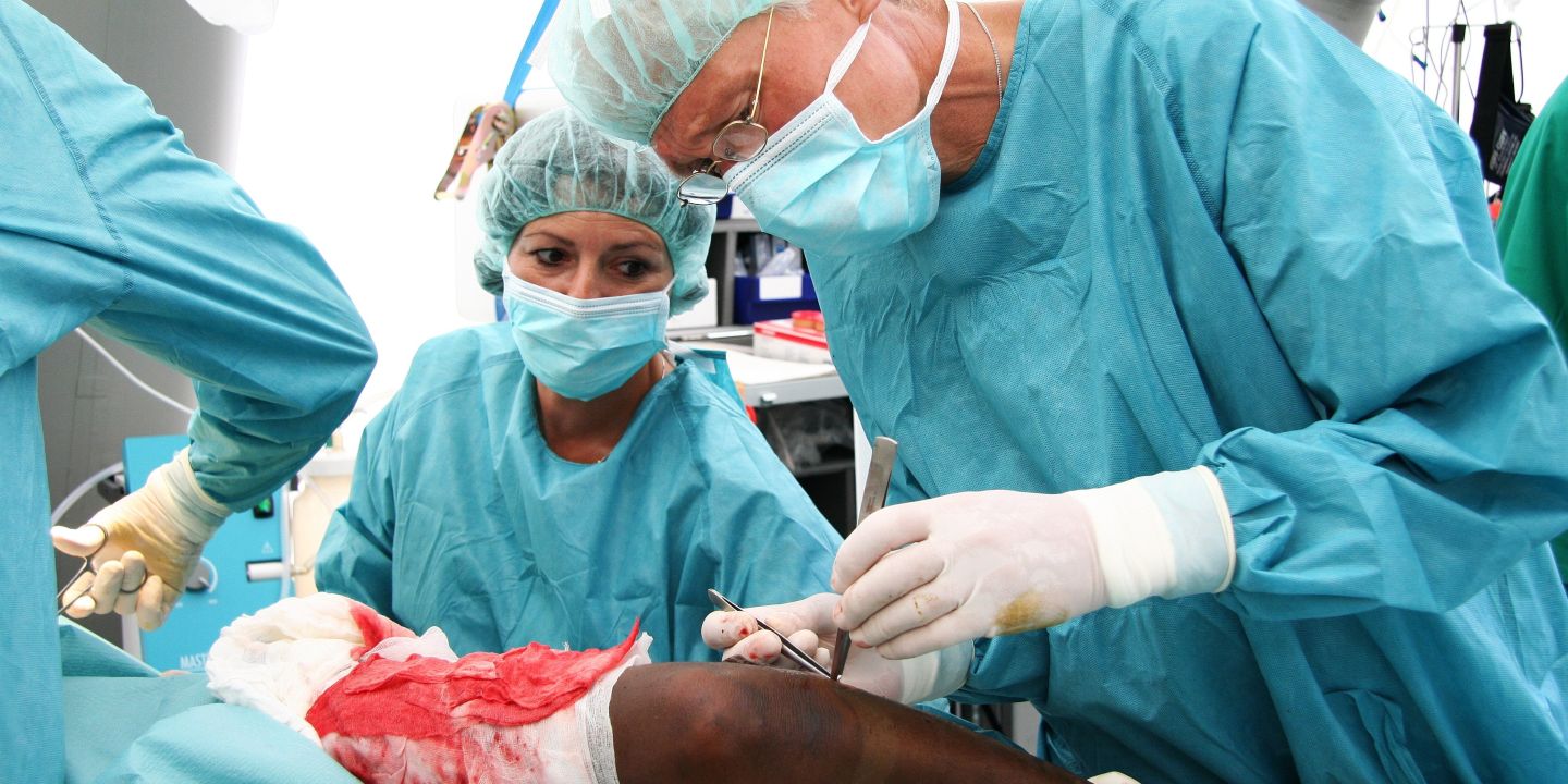 OP Schwester Susanne Serry im Kriseneinsatz bei einer Operation in Nigeria